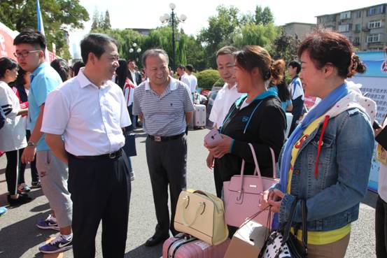 我校喜迎2015级新生