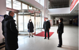 校领导除夕走访慰问一线教职员工