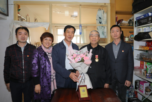 校党委副书记李培山同志走访慰问我校参加过抗美援朝战争的离退休老同志