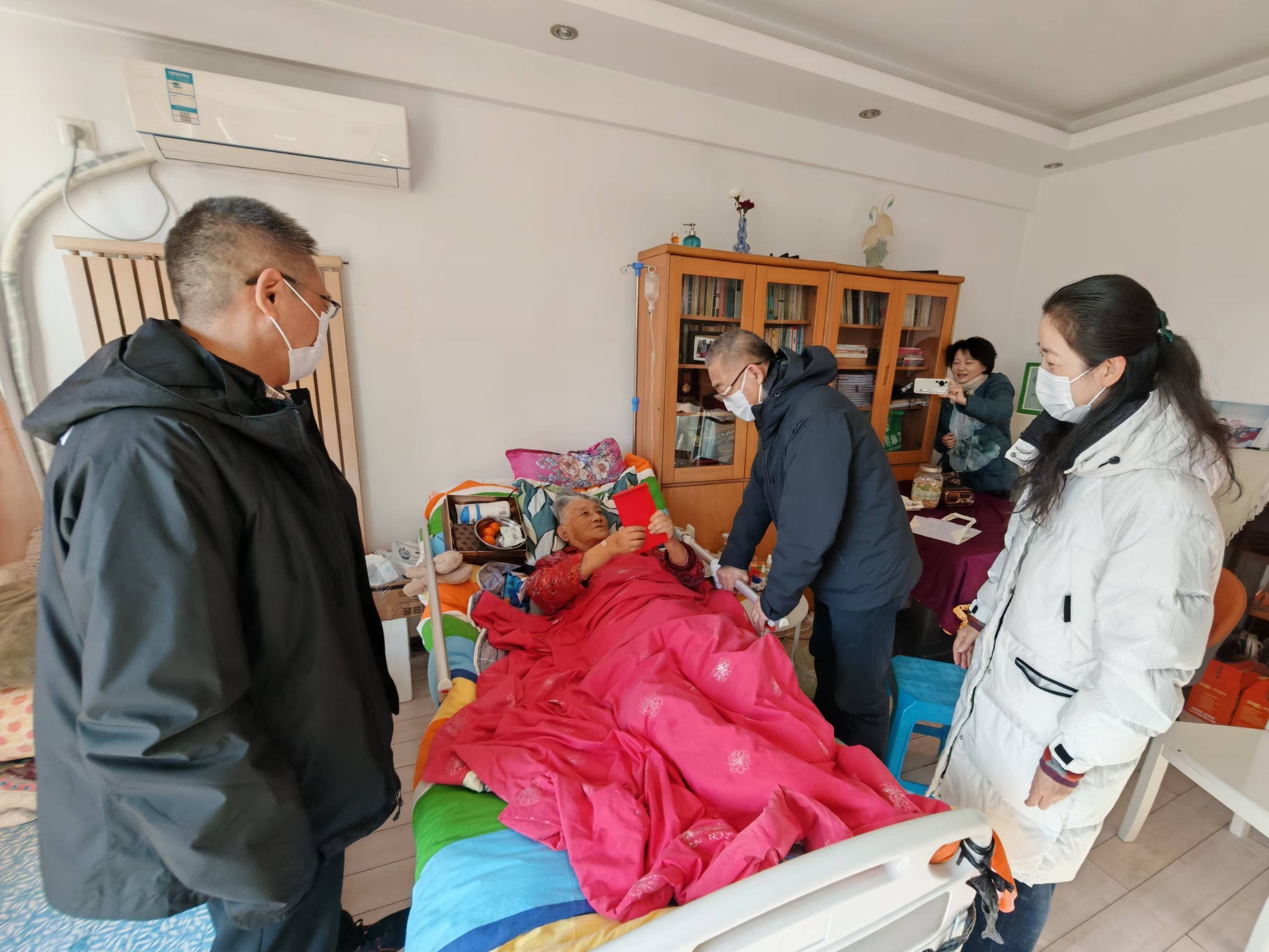 中共辽宁省委老干部局领导走访慰问我校困难老干部并开展调研工作